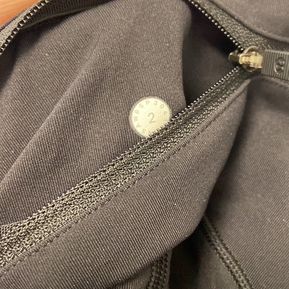 Black Lulumon Leggings with Pockets & Reflective Strip - Picture 5 of 5